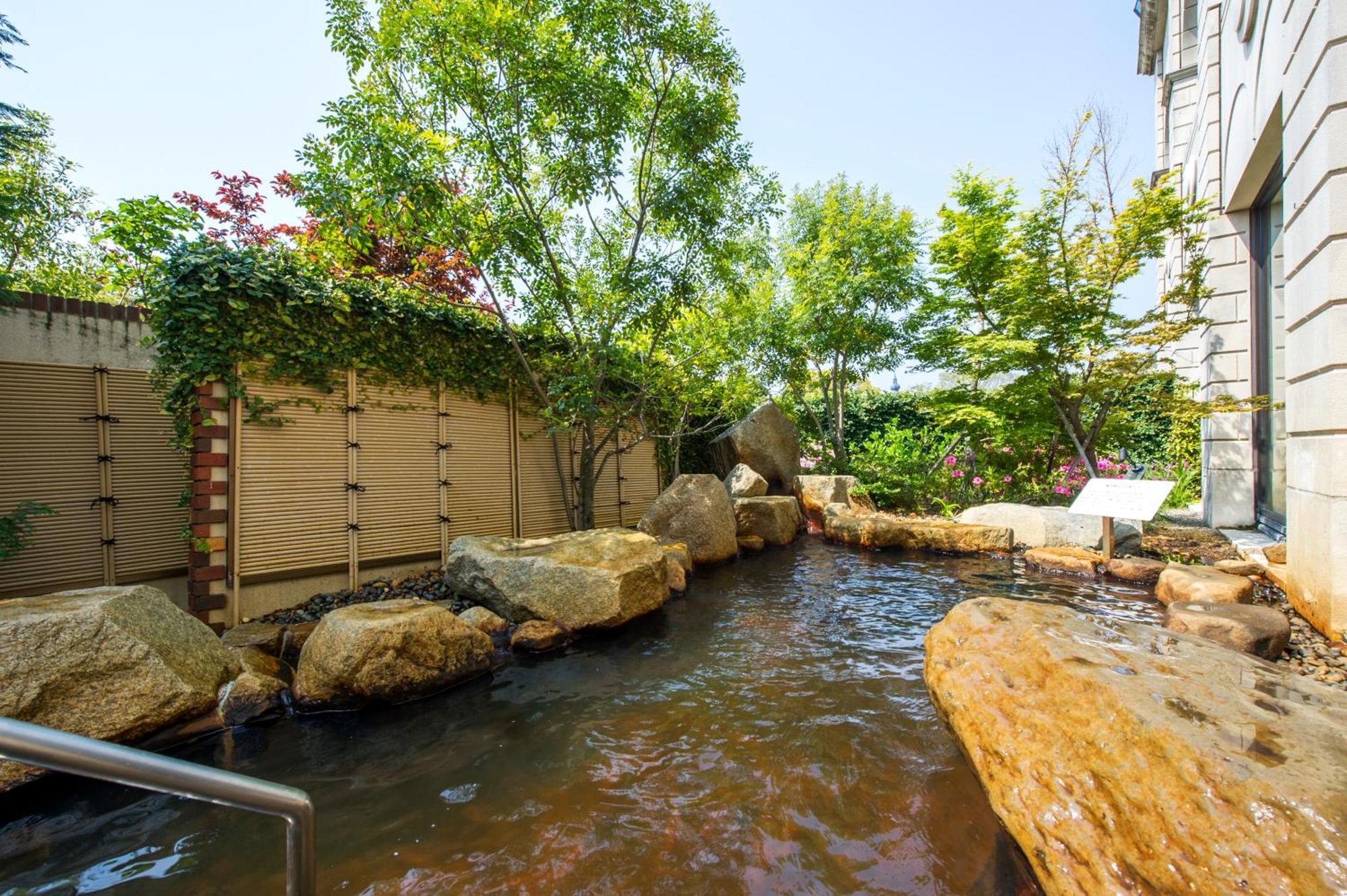 Hotel Okura JR Huis Ten Bosch Sasebo Exterior foto A foot bath in Tokyo
