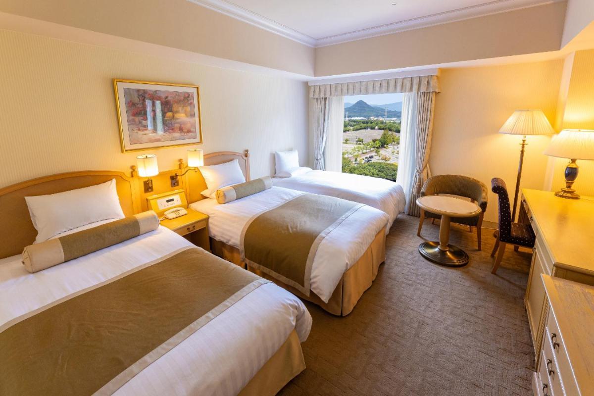 Hotel Okura JR Huis Ten Bosch Sasebo Exterior foto A room at the hotel